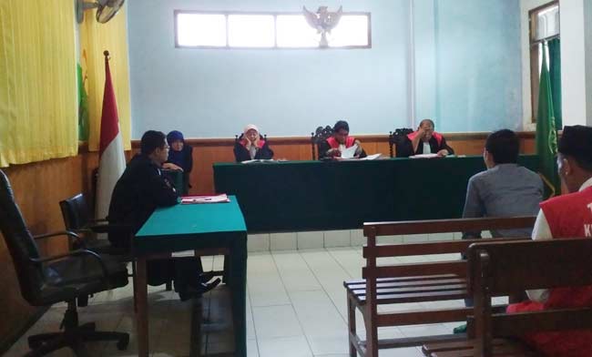 Tanpa menggunakan jas tahanan Kejaksaan, terdakwa menjalani persidangan perdana dengan agenda dakwaan JPU. foto: NANANG I/ BANGSAONLINE