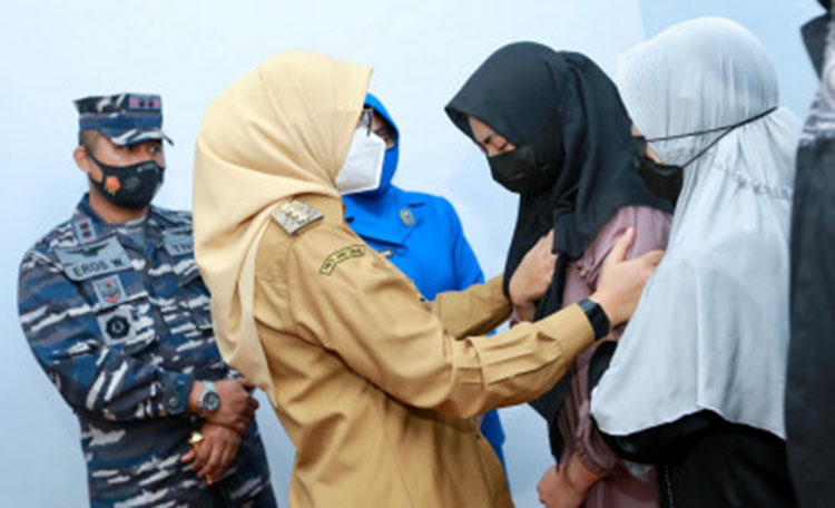Bupati Ipuk didamping Danlanal Letkol Laut (P) Eros Wasis mengunjungi keluarga awak kapal KRI Nanggala 402. (foto: ist)
