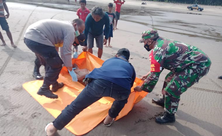 Jenazah korban meninggal saat dievakuasi petugas.