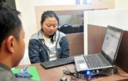 Ida Tri Susanti menjalani pemeriksaan. Foto: beritajatim
