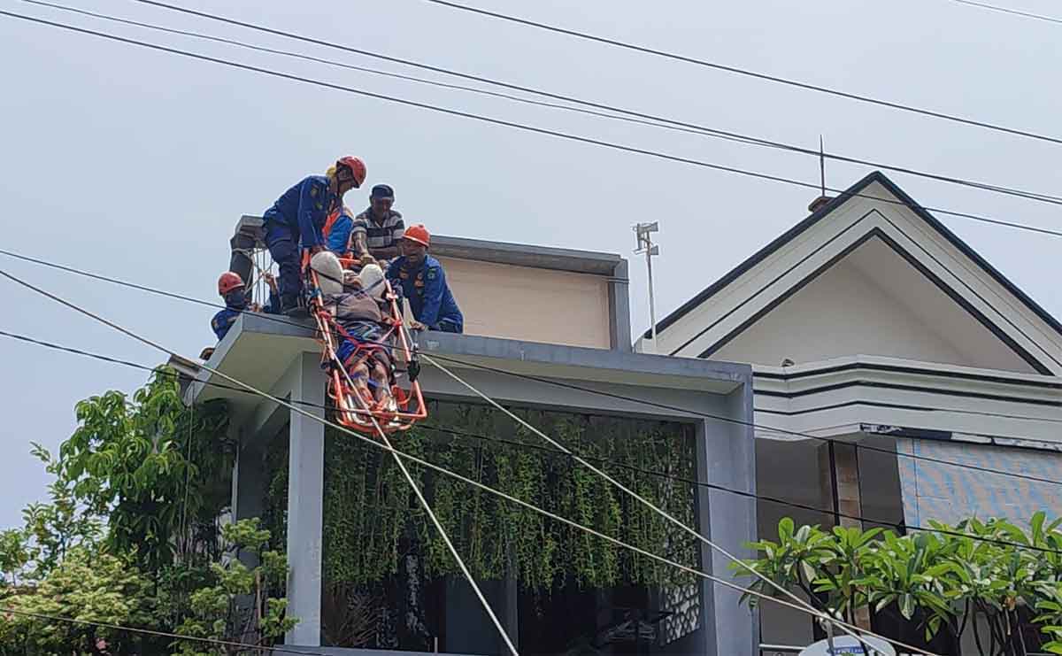 Petugas saat mengevakuasi pria yang tersengat listrik di Sidoarjo.