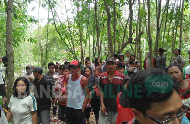 Warga memadati tempat kejadian perkara pembunuhan Fitriatul Jannah di kali Abab. foto: AKINA/ BANGSAONLINE