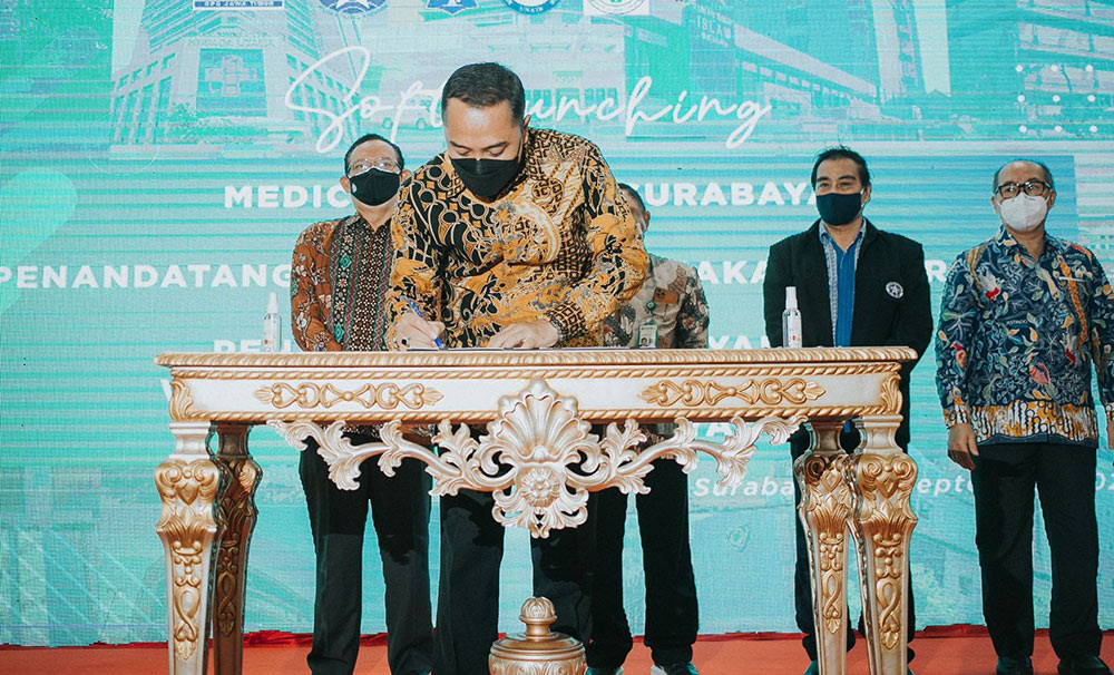 Soft launching Surabaya Medical Tourism (SMT) ditandai dengan penandatanganan nota kesepakatan bersama tentang penyelenggaraan layanan wisata medis di Kota Surabaya, Senin (27/9/2021).