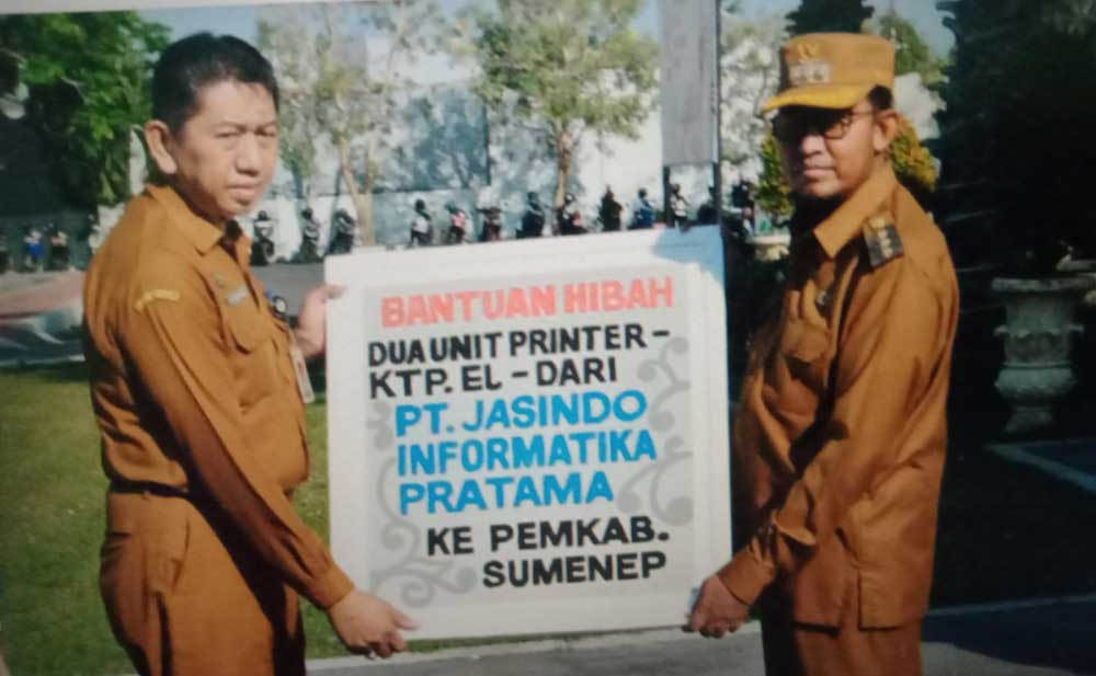 Bupati Sumenep Achmad Fauzi Wongsojudo bersama Kepala Disdukcapil Sahwan saat menerima bantuan berupa 2 unit printer KTP dan 2 unit sepeda motor secara simbolis dari PT. Jasundo. 