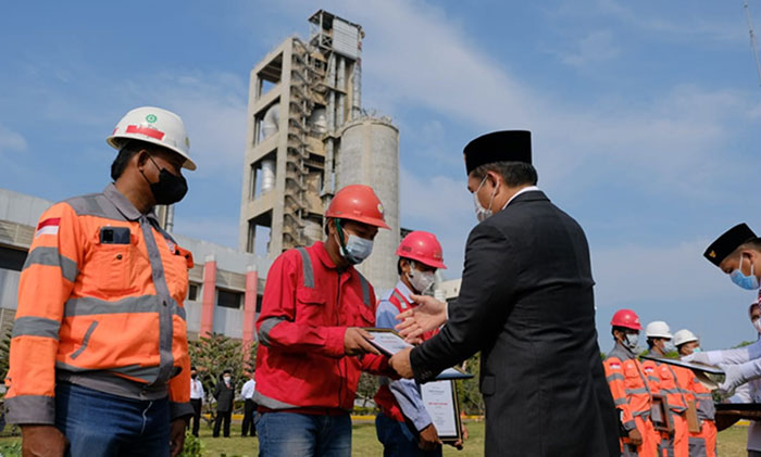 Manajemen PT SBI Tuban saat memberi penghargaan kepada karyawan yang berprestasi.