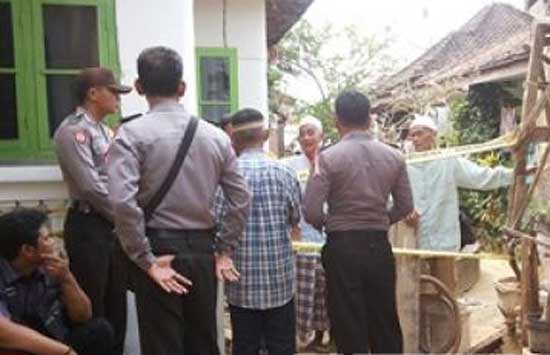 Polisi saat melakukan olah TKP. foto: beritajatim