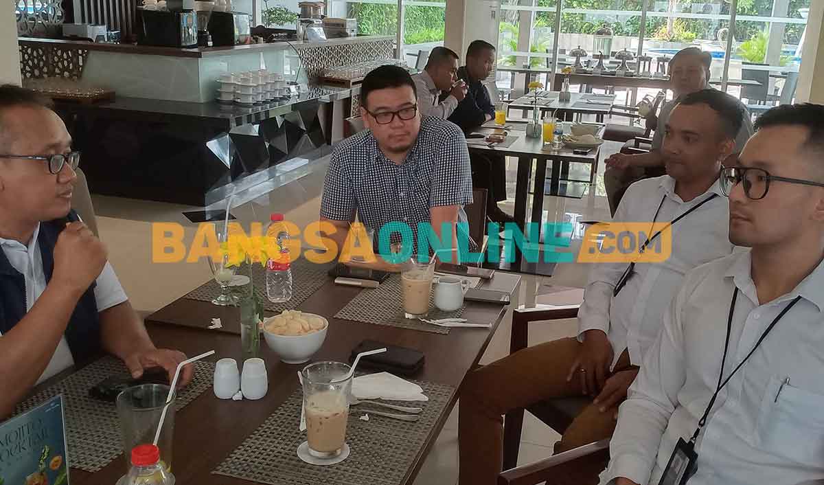 Direktur Operasional PT RBNP, David Yurianto (dua dari kiri), bersama jajaran manajemen saat memberikan keterangan soal penggerebekan prostitusi online. Foto: SYUHUD/BANGSAONLINE.