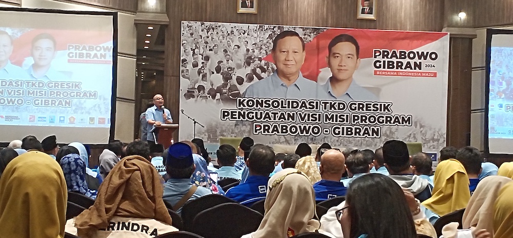 Ketua TKD Prabowo-Gibran Gresik, Asluchul Alif saat memberikan arahan kepada tim dalam pemenangan Prabowo-Gibran. Foto: SYUHUD/ BANGSAONLINE