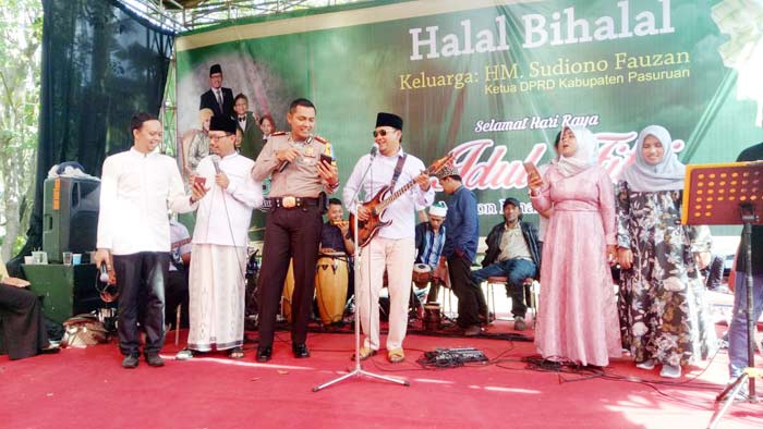 Sudiono Fauzan bersama Cabup Irsyad serta Kapolres Pasuruan saat membawakan sebuah lagu.