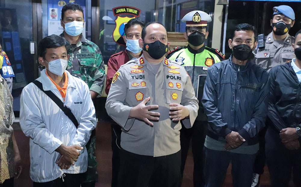 Kapolres Kediri Kota AKBP Wahyudi saat memberi keterangan kepada wartawan usai mediasi di Mapolsek Grogol. foto: ist.