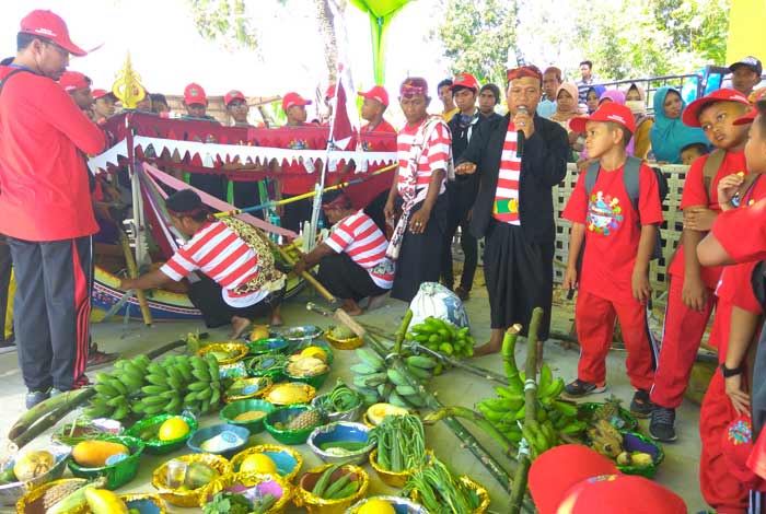 Para siswa di ajak bergotong royong dalam sebuah kegiatan Larung laut.
