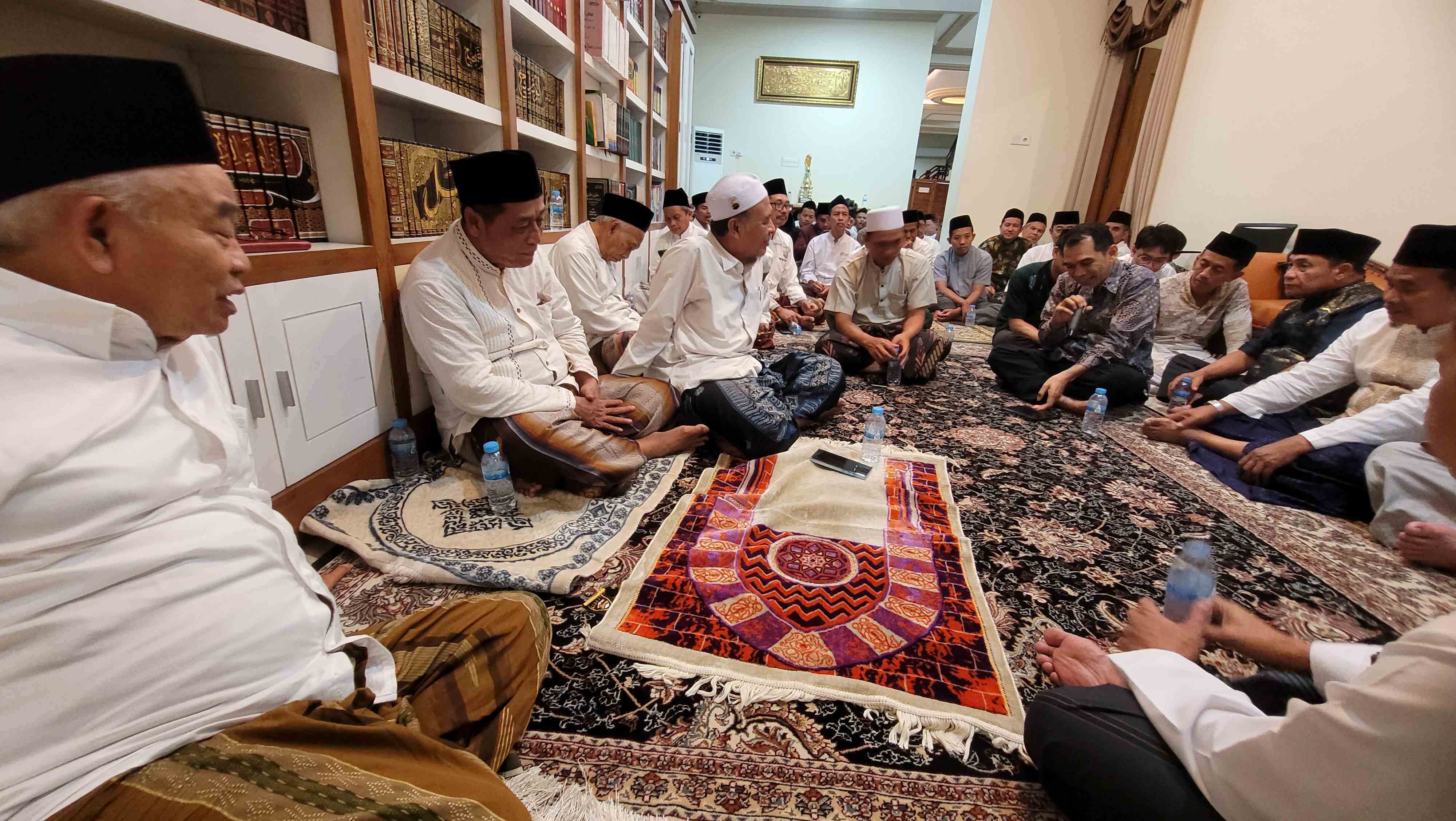 Para kiai dalam acara shalat malam dan istighatsah di kediaman salah seorang putrinya, Ning Imah, di Jalan Siwalankerto Utara, kawasan Pondok Pesantren Amanatul Ummah Surabaya, Selasa (4/11/2025) malam. Foto: MMA/bangsaonline
