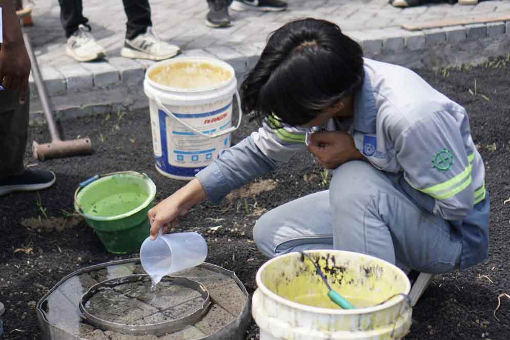Mitigasi Banjir, Tim DTIS ITS Kembangkan Paving Antibanjir Berbasis Fly Ash