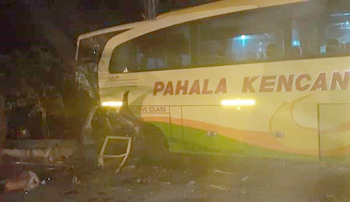 Kondisi Bus Pahala Kencana usai terlibat kecelakaan dengan truk.