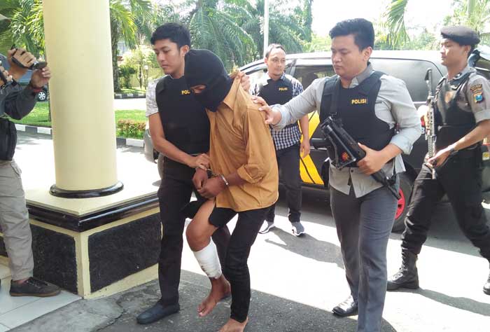 Pelaku saat digelandang ke Polres Blitar. foto: akina/bangsaonline