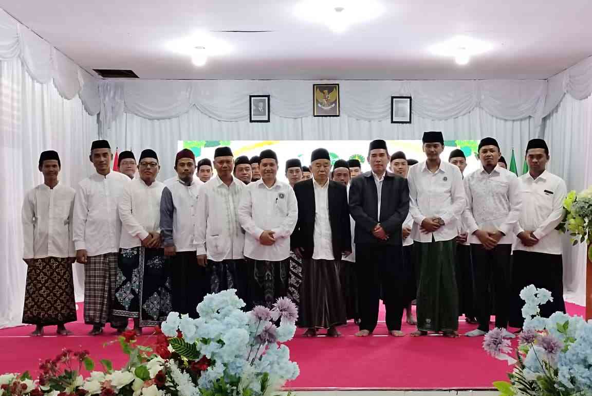 Para pengurus PW JKSN Gorontalo foto bersama dengan Prof Dr KH Asep Saifuddin Chalim, MA, seusai dilantik di  Pondok Pesantren Darul Madinah Gorontalo, Selasa (28/4/2026). Foto: bangsaonline