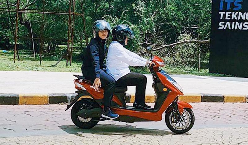Wali Kota Surabaya Tri Rismaharini kembali ke kantor dengan mengendarai sepeda motor listrik. foto: ist