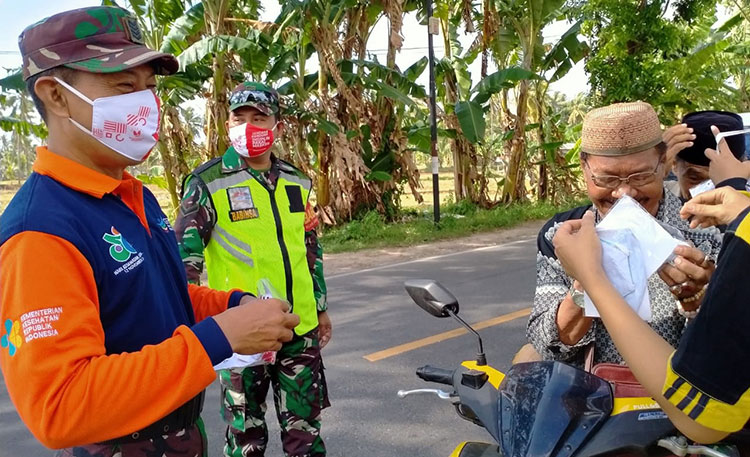 Cegah penyebaran virus corona, Koramil 0827/09 Pragaan sosialisasikan prokes Covid-19. (foto: ist)