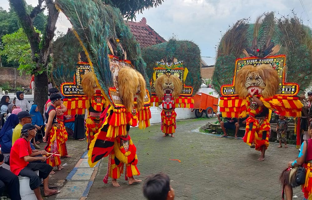 Reog Sardulo Manggolo melakukan kirab budaya dari Jalan Seno sampai Jalan Melati Magetan. Foto: ANTON/HB