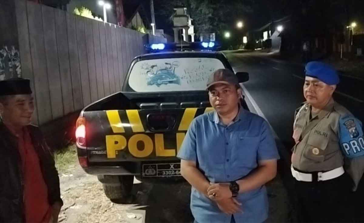 Petugas saat hendak patroli dalam rangka mengantisipasi teror pelemparan batu di Madura.
