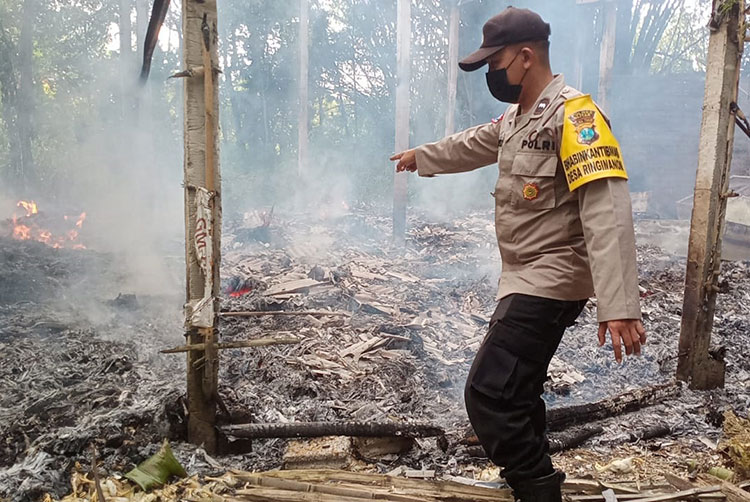 Petugas kepolisian ketika olah TKP di kandang ayam petelur yang terbakar di Desa Ringinanom, Kecamatan Udanawu, Kabupaten Blitar