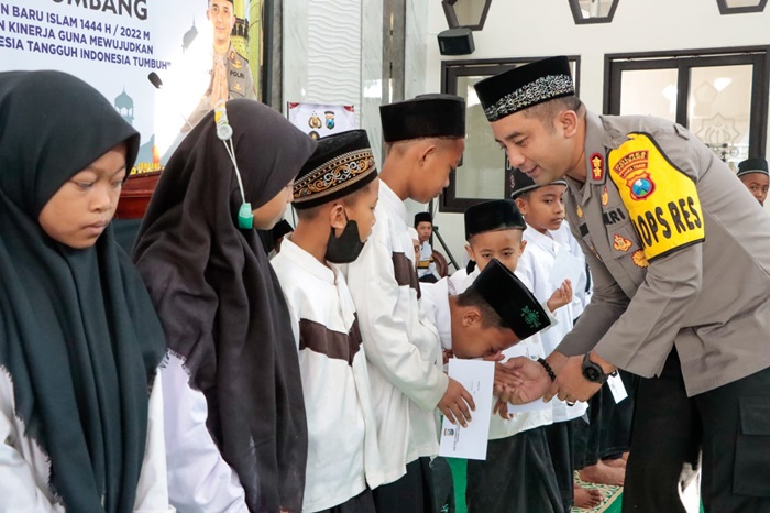 Kapolres Jombang, AKBP Moh. Nurhidayat saat bagikan santunan kepada anak-anak yatim.