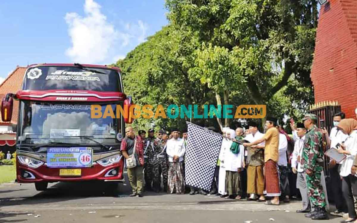 Bupati Trenggalek, Moch. Nur Arifin, saat memberangkatkan JCH. Foto: HERMAN SUBAGYO/BANGSAONLINE