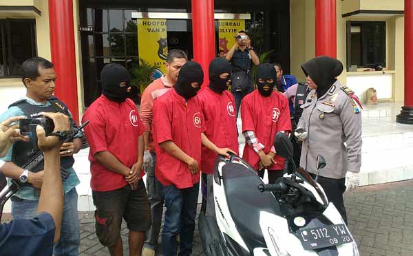 Empat pelaku saat beserta barang bukti. foto: ekoyono/BANGSAONLINE