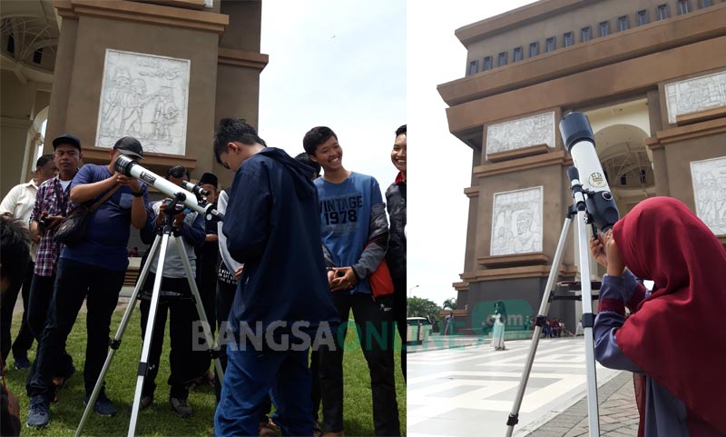 Anggota komunitas Kediri Astronomi Club (KAC) manyiapkan peralatan untuk memantau gerhana matahari.