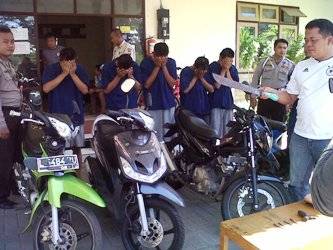 ?Lima ABG begal dengan senjata yang digunakan beraksi. Foto:rusmiyanto/BANGSAONLINE