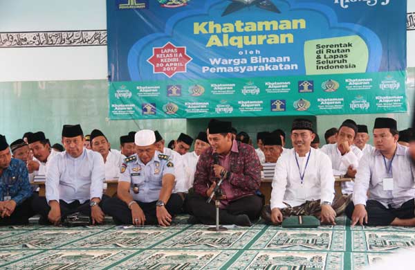 Wali Kota Kediri Abdullah Abu Bakar, Kalapas, pengasuh Ponpes Lirboyo KH Oeing Abdul Muid saat menggelar khataman di Lapas Kediri. foto: ARIF K/ BANGSAONLINE