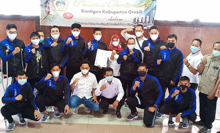 Ketua KONI Gresik dr. Anis Ambiyo Putri saat melepas atlet NPCI di Pendopo Bupati Gresik. (foto: SYUHUD/BANGSAONLINE)