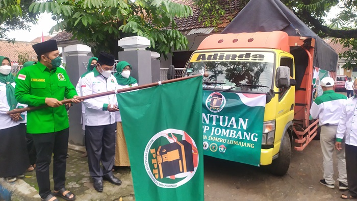 Plh DPC PPP Jombang, Farid Alfarizi berangkatkan bantuan paket sembako di Kantor DPC PPP Jombang.