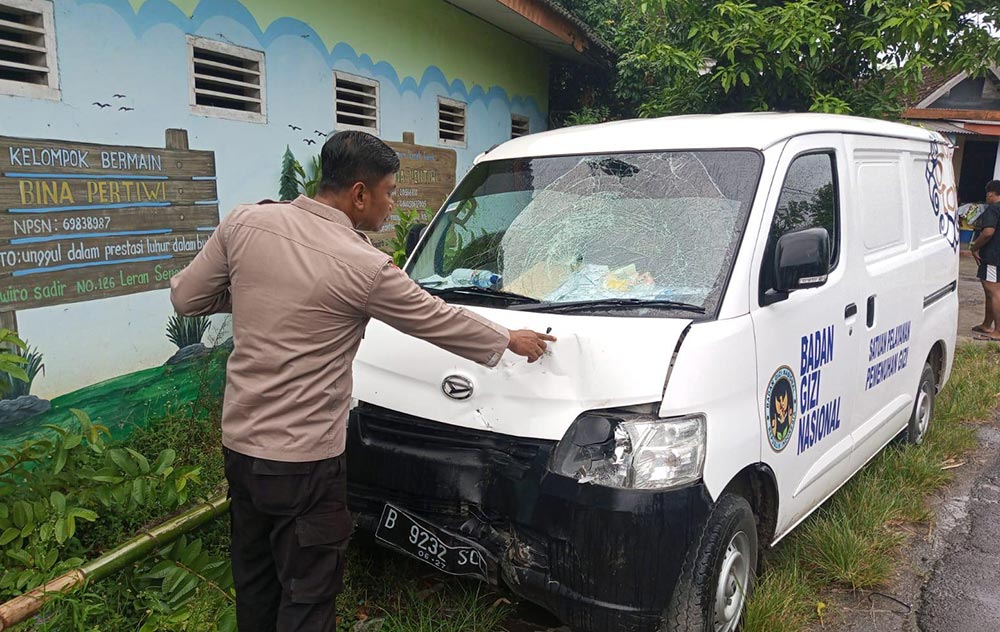Kondisi mobil operasional MBG di Tuban usai tabrak motor yang ditumpangi pasutri lansia.