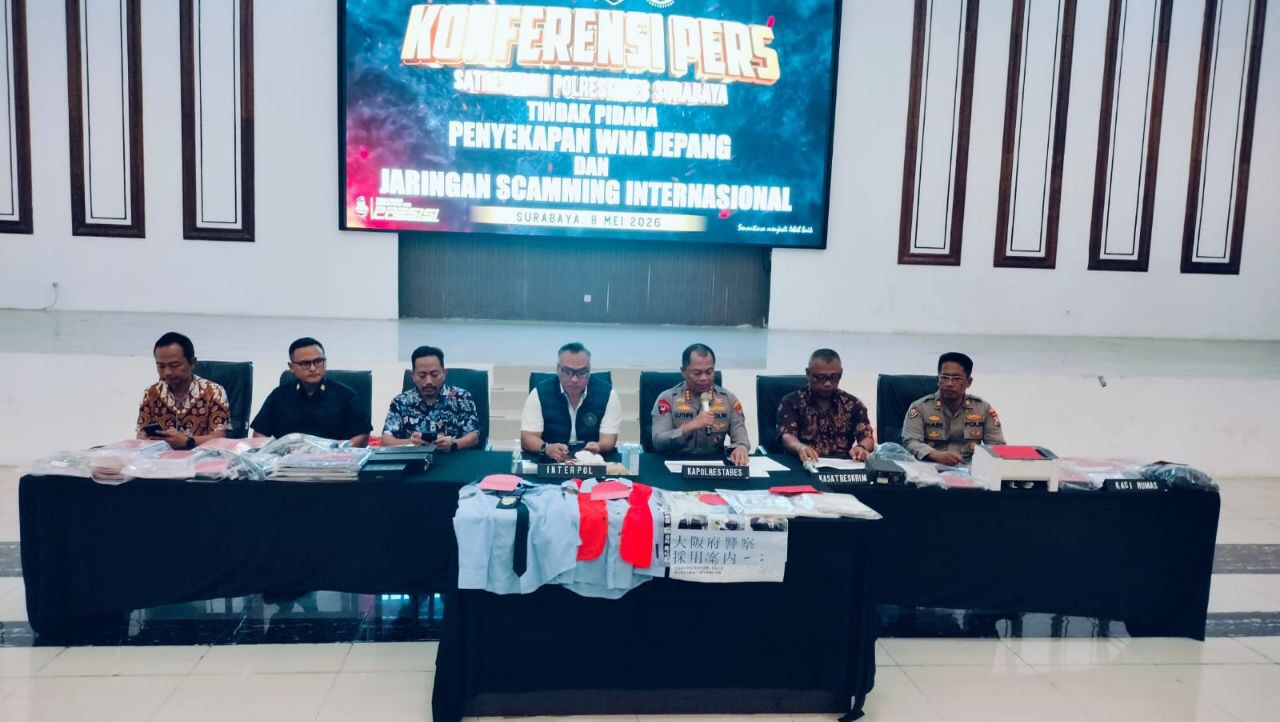Konferensi pers Polrestabes Surabaya dalam ungkap kasus scamming dan penyekapan jaringan internasional yang melibatkan puluhan WNA