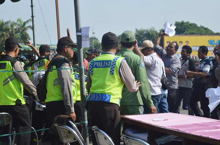 Suasana simulasi pengamanan pilkades di halaman kantor Pemkab Gresik.