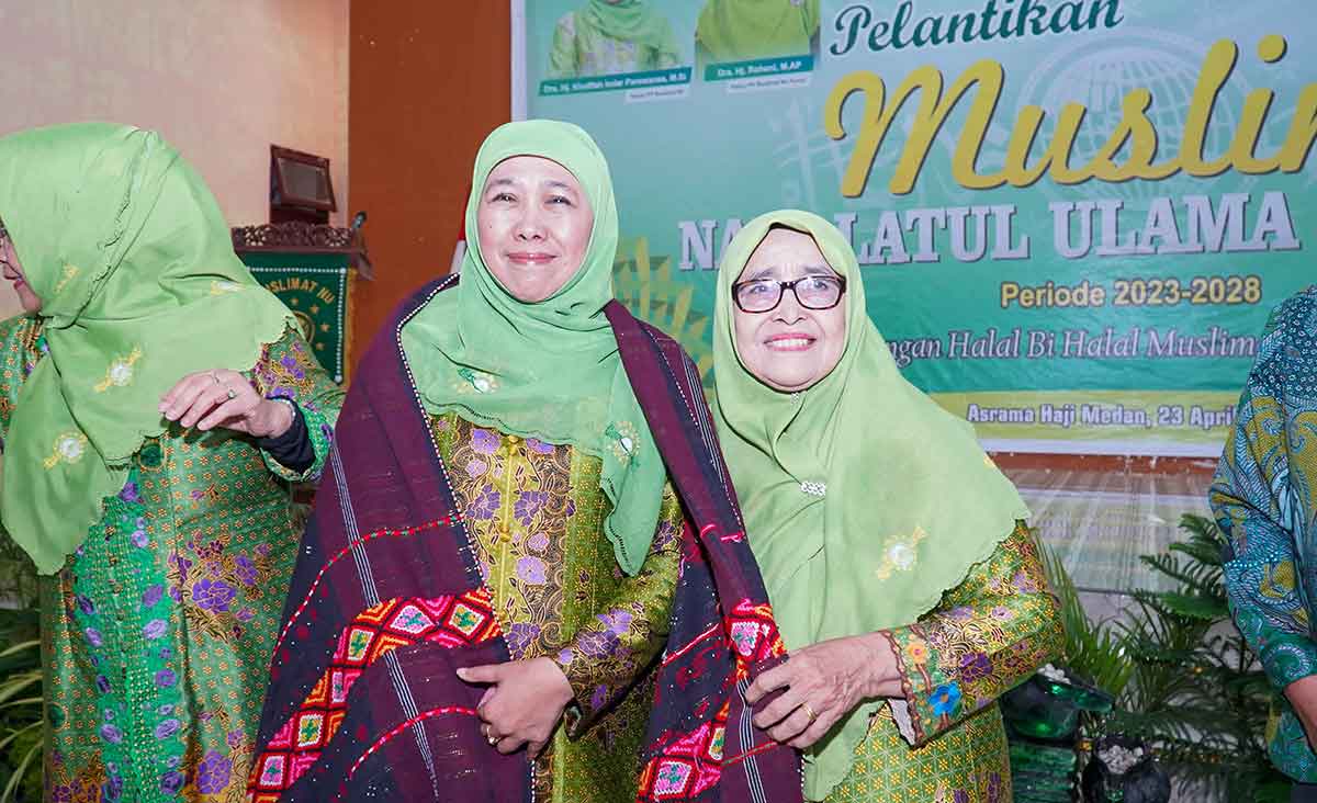 Khofifah saat menggunakan kain ulos sebagai tanda kasih sayang dan penghormatan ketika berada di Asrama Haji Medan.