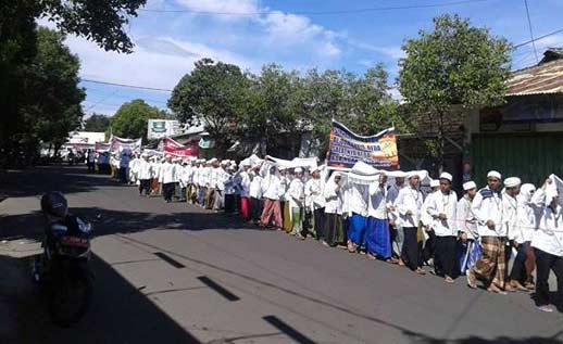 Para kiai long march bersama 34 pondok pesantren dan 5000 warga NU Bondowoso menolak acara Milad Fatimah yang rencananya digelar kelompok Syiah pada 4 -5 April 2016 di kampung Arab Bondowoso Jawa Timur. foto: BANGSAONLINE
