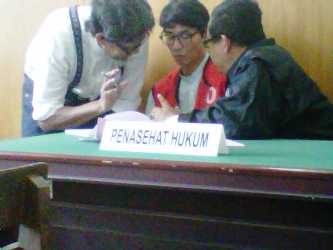 Terdakwa sedang berkonsultasi dengan pengacara. foto:nur faishal/BANGSAONLINE