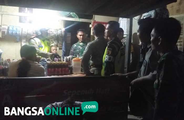 Petugas gabungan saat mendatangi salah satu warung.
