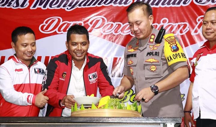 Bupati LSM Lira Samsudin, S.H. bersama Kapolres saat memotong tumpeng tanda diresmikannya kantor Graha Perwira.
