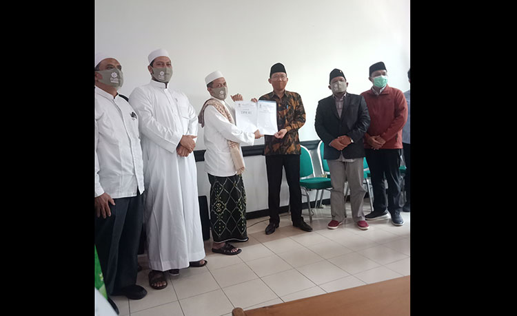 Ketua DPRD Kabupaten Pasuruan, HM Sudiono Fauzan menerima penyerahan maklumat dari Habib Nizar SBA didampingi Wakil Ketua DPRD Kabupaten Pasuruan, Andri dan Rusdi.