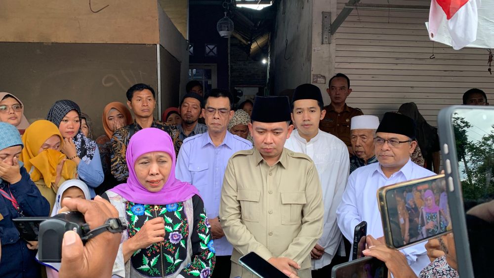 Bupati Jember, M Fawait saat mendampingi Gubernur Jatim, Khofifah Indar Parawansa takziah ke rumah duka korban meninggal kecelakaan bus 