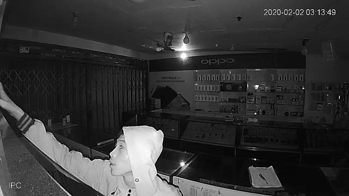 Wajah pelaku tertangkap CCTV yang dipasang di konter hp.