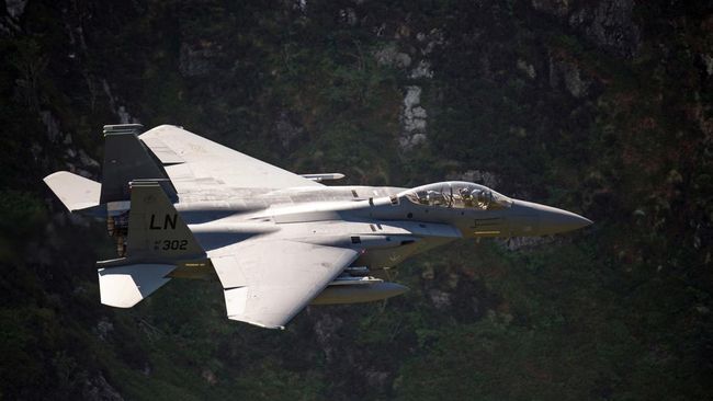 Negara-negara Barat masih terus gamang.  Amerika Serikat (AS) menggandeng Polandia untuk mempertimbangkan kemungkinan Polandia mengirimkan jet tempur ke Ukraina. Ilustrasi. (AFP/OLI SCARFF)/CNN Indonesia