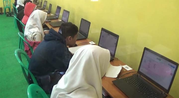 Siswa SMPN 1 Pamekasan mengungsi ke SMKN 2 saat pelaksanaan UNBK.