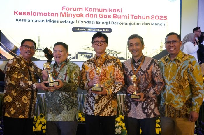 Penerima penghargaan saat foto bersama
