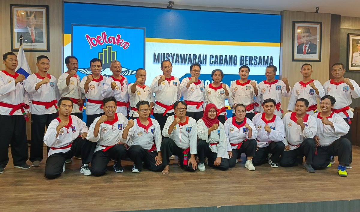 Para Ketua Cabang Terpilih Merpati Putih se-Jawa Timur foto bersama Ahli Waris Mas Hemi (berdiri, lima dari kanan), serta Ketua Pengda Jatim Mas Hari (berdiri, tengah). Foto: YUDI ARIANTO/ BANGSAONLINE