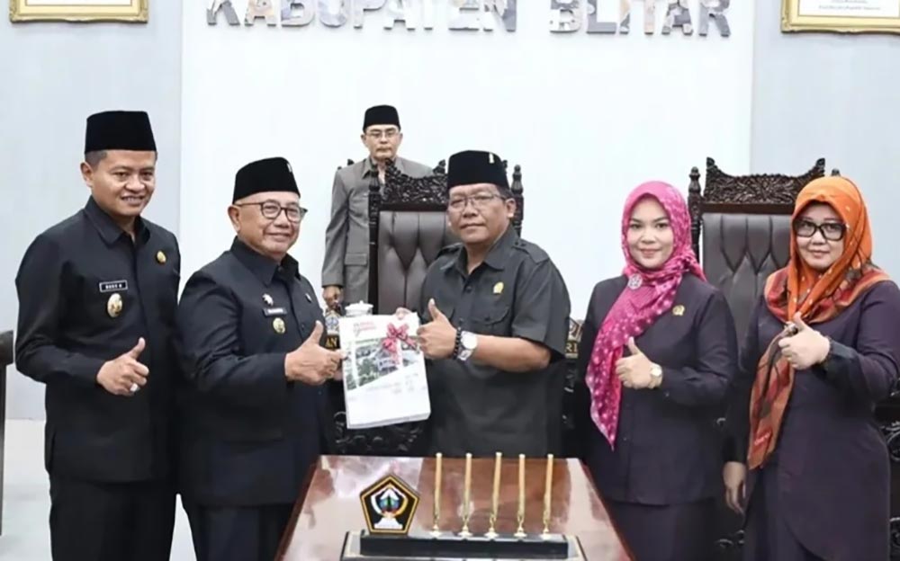 Penetapkan 6 Perda baru dalam rapat paripurna yang berlangsung di Graha Paripurna DPRD Kabupaten Blitar, Jumat (27/2/2026) malam.