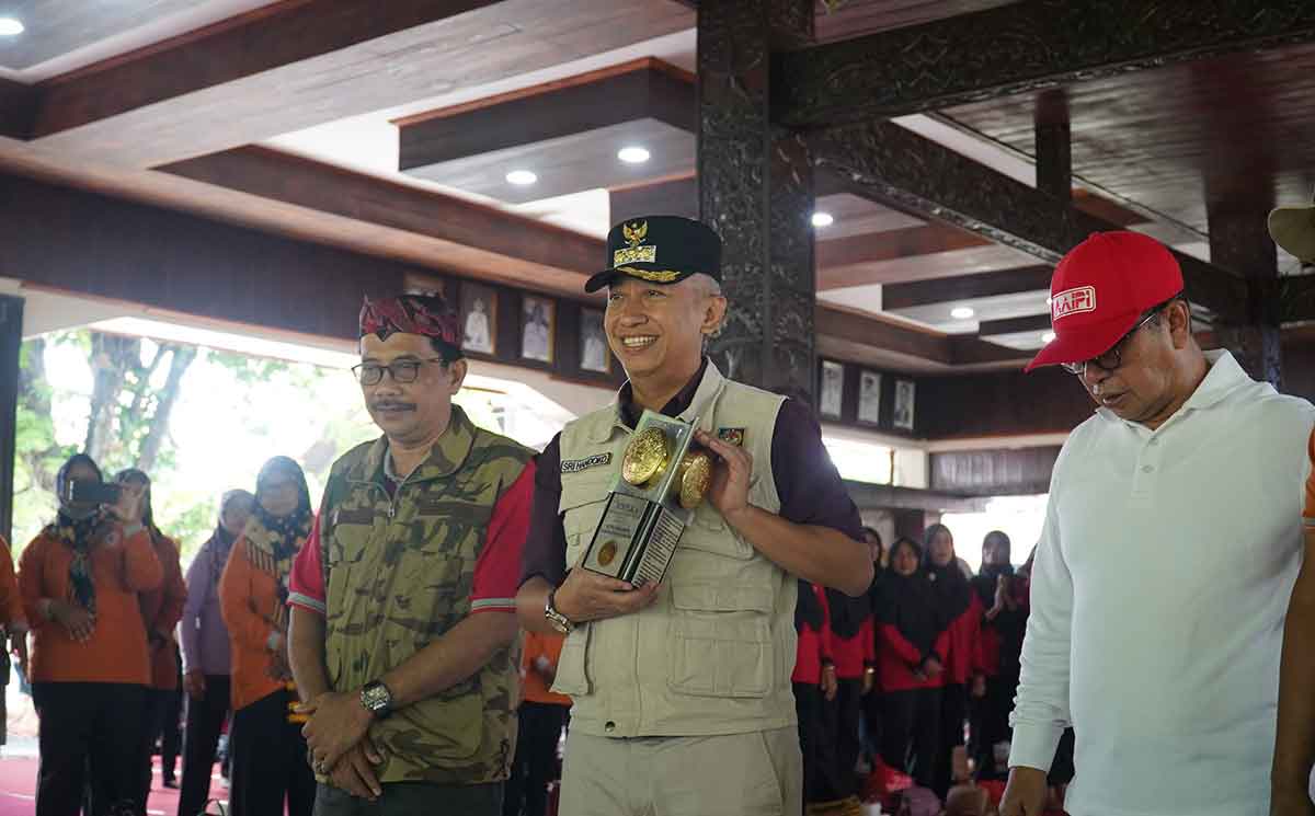 Pj Bupati Nganjuk, Sri Handoko Taruna, saat membawa piala Adipura. 